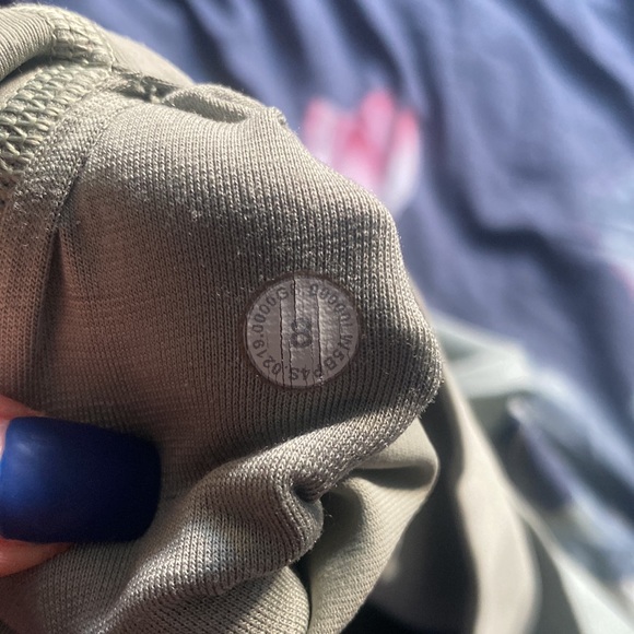 Size 8 green (mint) Lululemon leggings - Picture 3 of 3